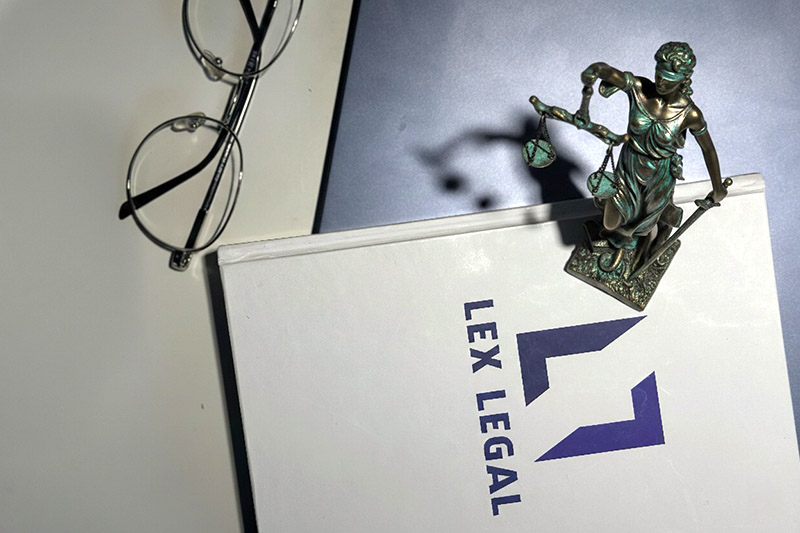 Плюси та мінуси штатного юриста